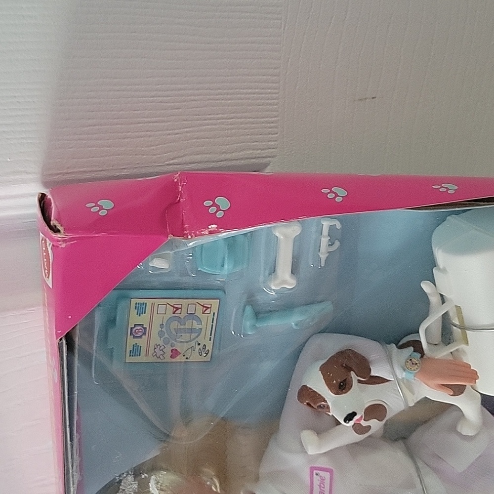 Pet Doctor Barbie - Picture 4 of 7